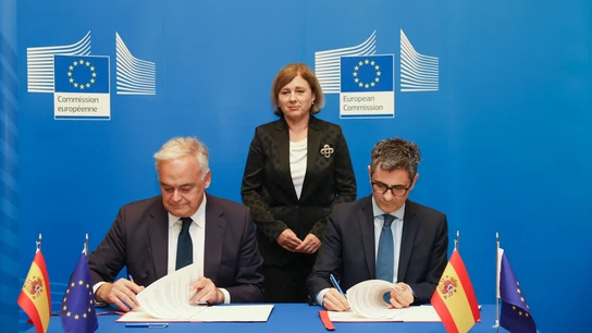 El vicesecretario de Institucional del PP, Esteban González Pons; la vicepresidenta de la Comisión Europea, Vera Jourová, y el ministro de Presidencia, Justicia y Relaciones con las Cortes, Félix Bolaños El vicesecretario de Institucional del PP, Esteban González Pons; la vicepresidenta de la Comisión Europea, Vera Jourová, y el ministro de Presidencia, Justicia y Relaciones con las Cortes, Félix Bolaños