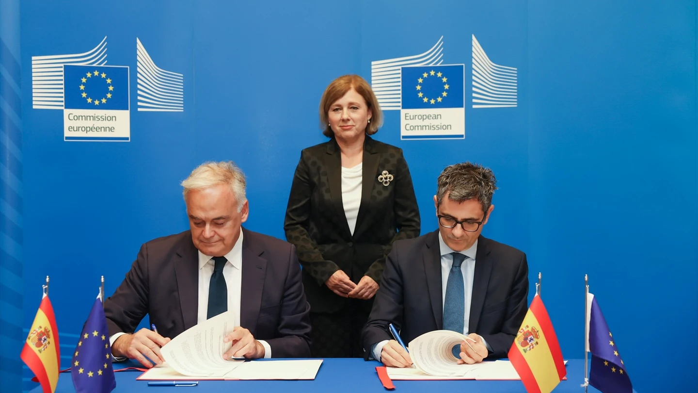 El vicesecretario de Institucional del PP, Esteban González Pons; la vicepresidenta de la Comisión Europea, Vera Jourová, y el ministro de Presidencia, Justicia y Relaciones con las Cortes, Félix Bolaños El vicesecretario de Institucional del PP, Esteban González Pons; la vicepresidenta de la Comisión Europea, Vera Jourová, y el ministro de Presidencia, Justicia y Relaciones con las Cortes, Félix Bolaños