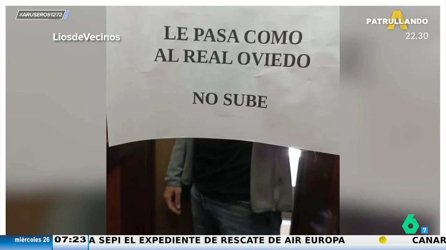 Así anuncian que un ascensor está averiado en un edificio de Gijón: se acuerdan de Oviedo Así anuncian que un ascensor está averiado en un edificio de Gijón: se acuerdan de Oviedo