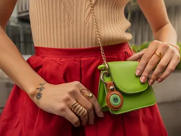 El Moto Tag con una funda de transporte El Moto Tag con una funda de transporte