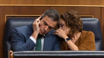 Pedro Sánchez y María Jesús Montero en la sesión de control al Gobierno en el Congreso