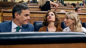 Sánchez junto a María Jesús Montero y Yolanda Díaz en el Congreso