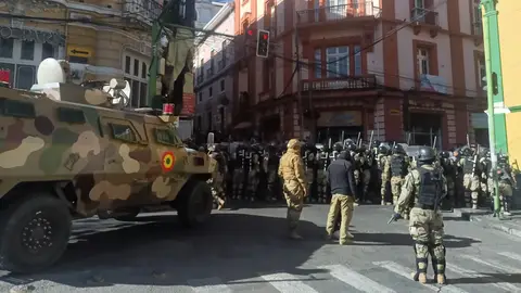 Militares hacen presencia con tanques frente a la sede del Gobierno de Bolivia