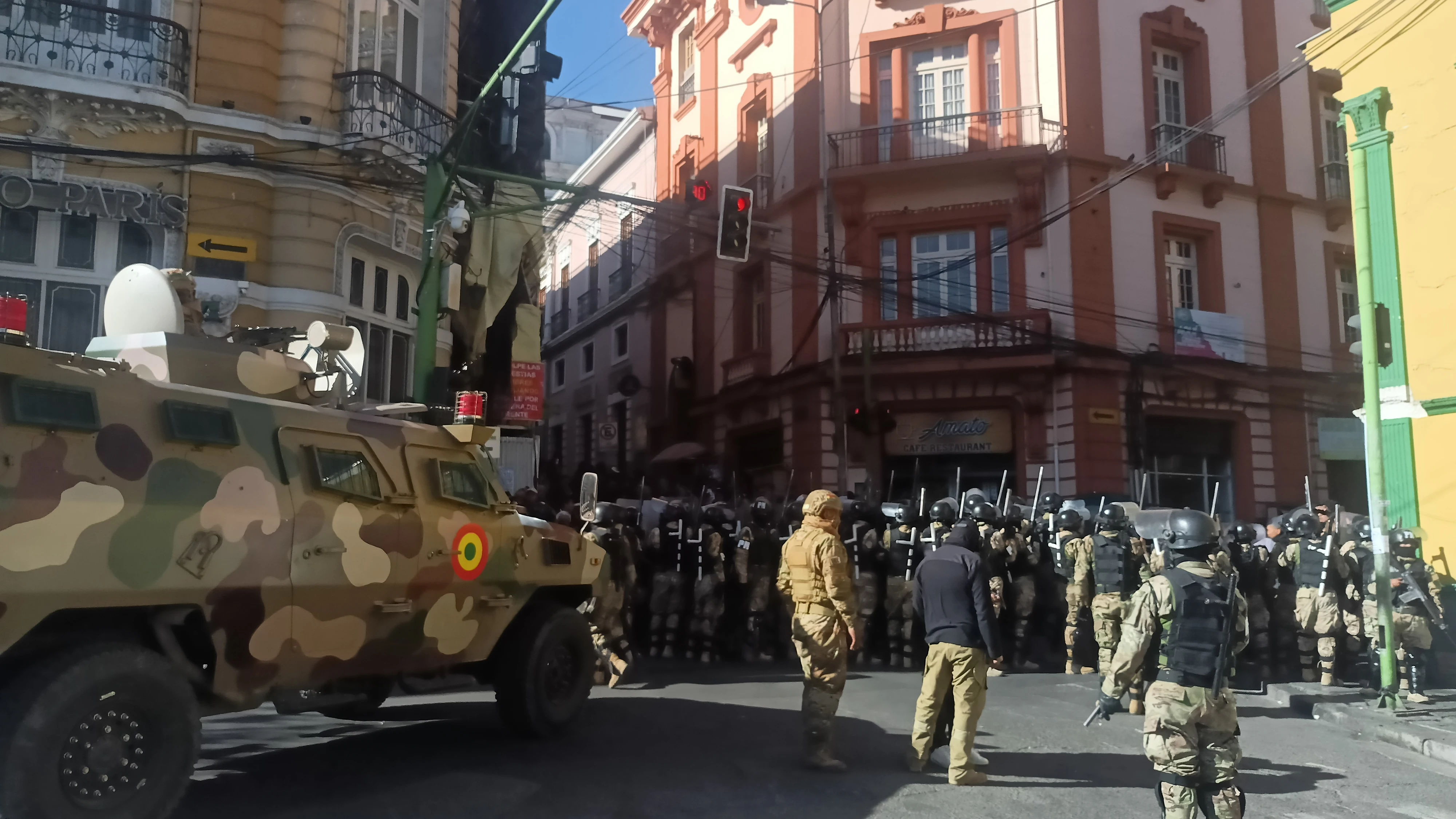 Militares hacen presencia con tanques frente a la sede del Gobierno de Bolivia