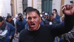 Partidarios del presidente boliviano Arce se manifiestan en apoyo de la democracia cerca del palacio de Gobierno