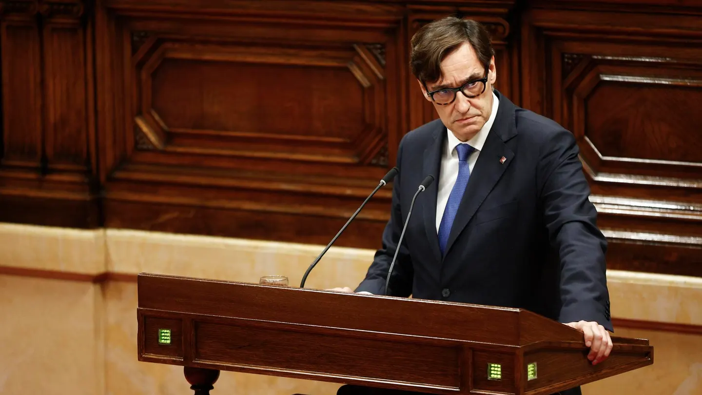 El líder del PSC, Salvador Illa, en el pleno del Parlament que activa la cuenta atrás para investir a un president El líder del PSC, Salvador Illa, en el pleno del Parlament que activa la cuenta atrás para investir a un president