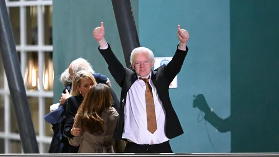 El fundador de WikiLeaks, Julian Assange, aterriza en Australia como "un hombre libre" tras 14 años de periplo judicial. El fundador de WikiLeaks, Julian Assange, aterriza en Australia como "un hombre libre" tras 14 años de periplo judicial.