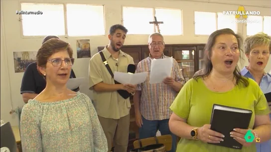 La reacción del coro de Fuentearmegil a la 'prueba de acceso' de Isma Juárez: "Dedícate a otra cosa, macho, a cantar no" Isma Juárez visita Fuentearmegil, un pueblo de Soria conocido por su coro, que incluso ha llegado a cantar en el Vaticano. En este vídeo, el reportero se anima a hacer una prueba para formar parte de él, aunque con desastroso resultado.