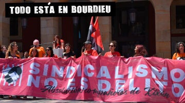Manifestación en apoyo a las 6 de La Suiza, en Gijón. 