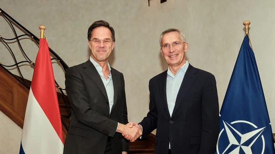El primer ministro belga, Mark Rutte, junto a su antecesor al frente de la OTAN, Jens Stoltenberg. El primer ministro belga, Mark Rutte, junto a su antecesor al frente de la OTAN, Jens Stoltenberg.