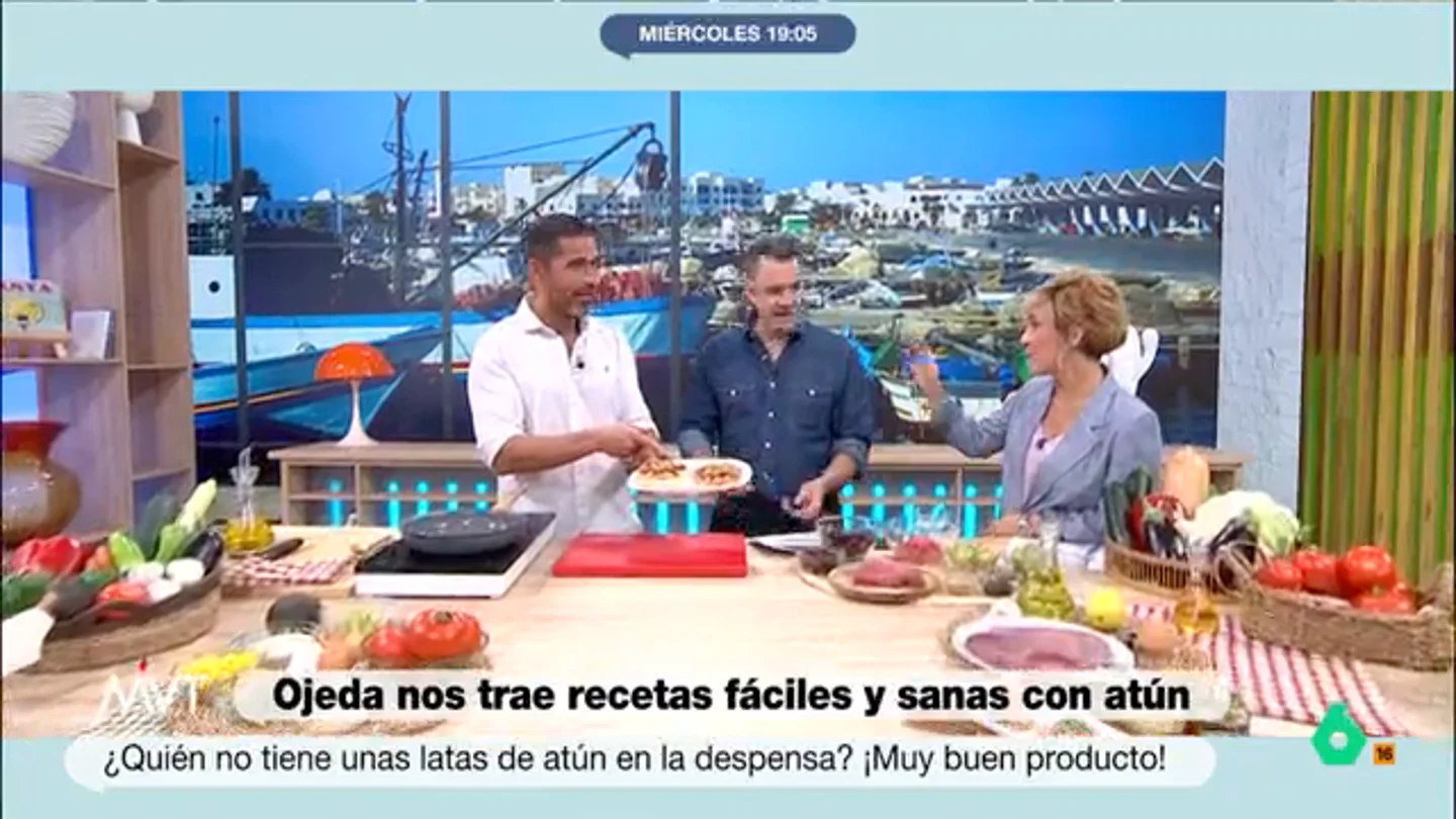 "Os recibo ya con la merienda": Pablo Ojeda sorprende a Iñaki López y Cristina Pardo con su último 'invento' de atún El atún es el gran protagonista de la sección de Pablo Ojeda, que recibe a Cristina Pardo e Iñaki López con una apetecible tosta de atún en lata con tomate, pimiento morrón, anchoas y aceitunas. El momento, y la 'degustación' de Iñaki, en este vídeo.