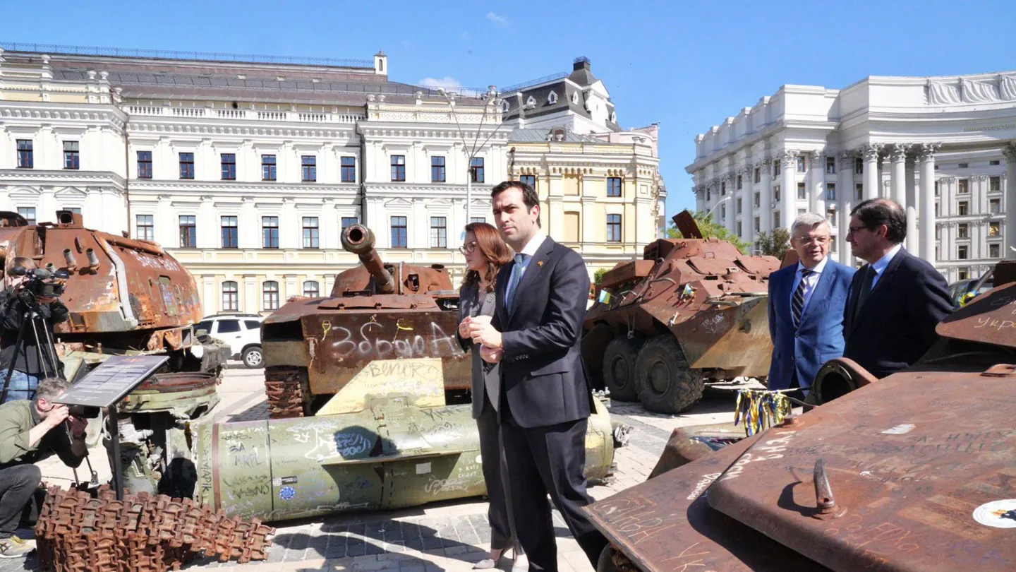 El ministro de Economía del Gobierno de España, Carlos Cuerpo, fotografiado junto a su homóloga ucraniana, Yulia Sviridenko, en el centro de Kyiv. El ministro de Economía del Gobierno de España, Carlos Cuerpo, fotografiado junto a su homóloga ucraniana, Yulia Sviridenko, en el centro de Kyiv.