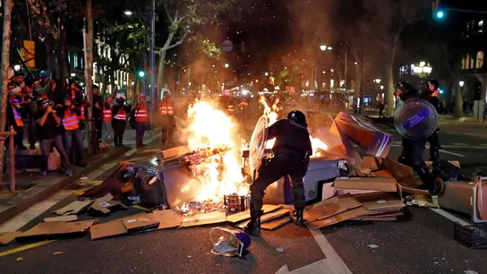 Imagen de archivo de los Mossos d'esquadra tratando de controlar una barricada de fuego durante los incidentes ocurridos tras una convocatoria de los denominados Comités de Defensa de la República (CDR) Imagen de archivo de los Mossos d'esquadra tratando de controlar una barricada de fuego durante los incidentes ocurridos tras una convocatoria de los denominados Comités de Defensa de la República (CDR)