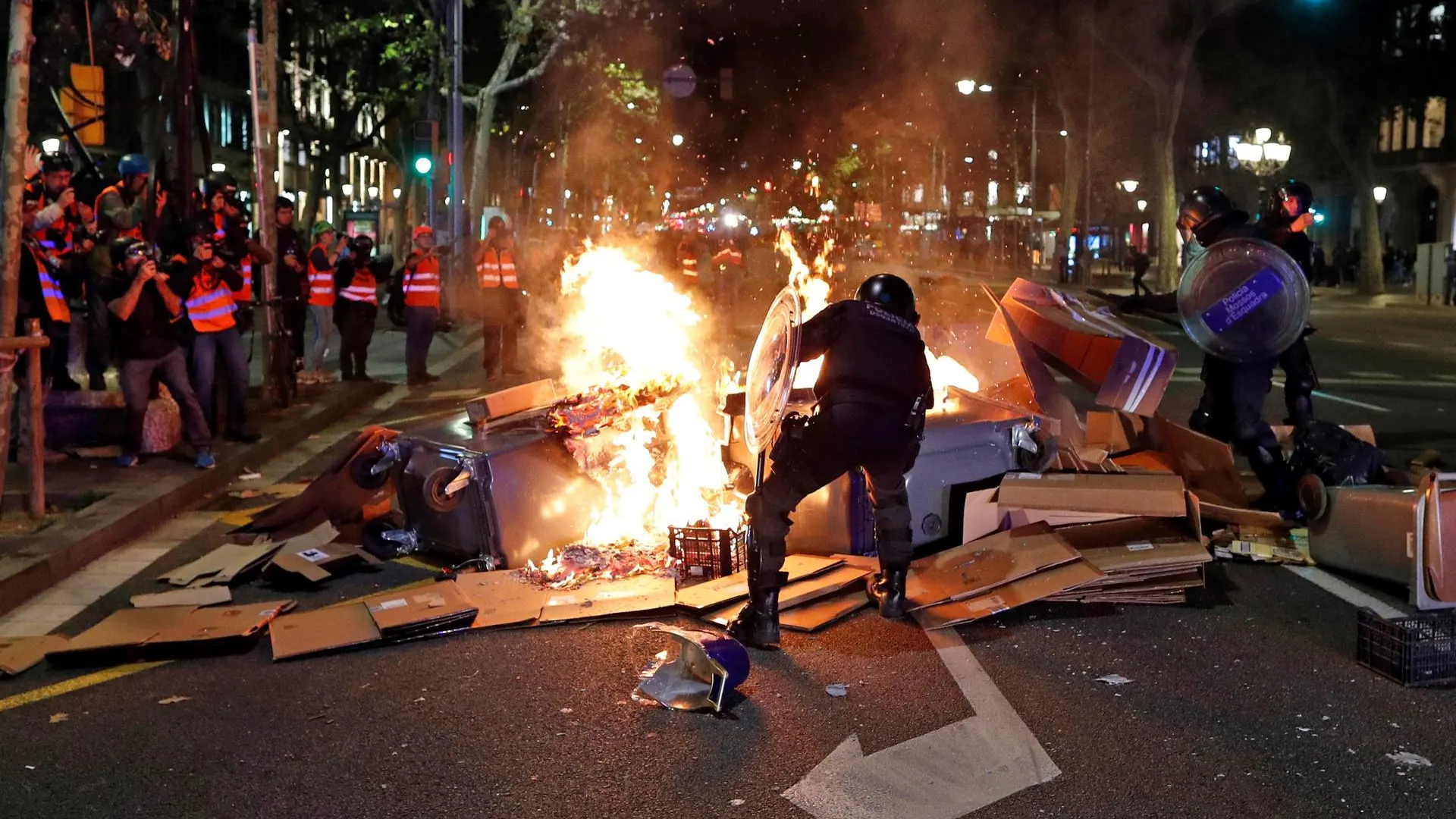 Imagen de archivo de los Mossos d'esquadra tratando de controlar una barricada de fuego durante los incidentes ocurridos tras una convocatoria de los denominados Comités de Defensa de la República (CDR)
