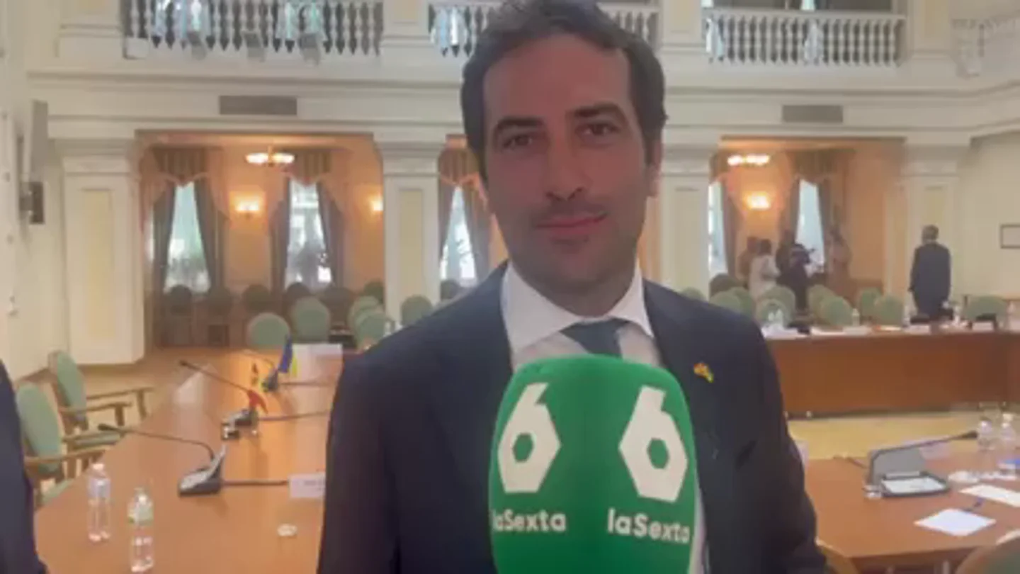 El ministro Carlos Cuerpo habla con Alberto Sicilia en Ucrania El ministro Carlos Cuerpo habla con Alberto Sicilia en Ucrania