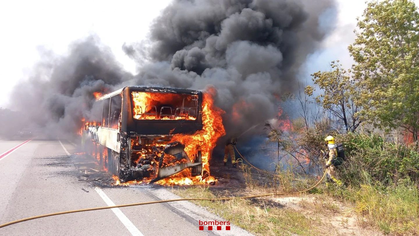 El autobús incendiado en Montblanc El autobús incendiado en Montblanc