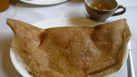 Galetes y sidra, comida típica bretona Galetes y sidra, comida típica bretona