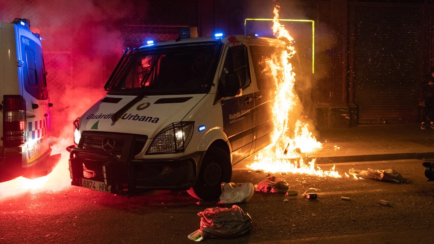 Incendian un furgón de la Guardia Urbana durante la manifestación. Incendian un furgón de la Guardia Urbana durante la manifestación.