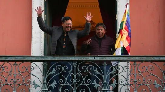 El presidente de Bolivia Luis Arce saluda a seguidores junto al vicepresidente de Bolivia David Choquehuanca en la Plaza Murillo El presidente de Bolivia Luis Arce saluda a seguidores junto al vicepresidente de Bolivia David Choquehuanca en la Plaza Murillo