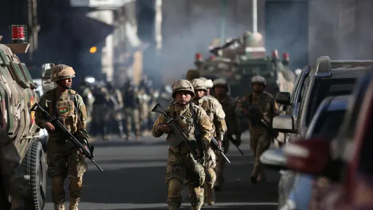 Militares caminan frente a la sede del Gobierno de Bolivia en La Paz. Militares caminan frente a la sede del Gobierno de Bolivia en La Paz.