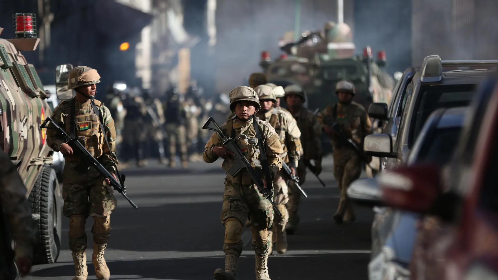 Militares caminan frente a la sede del Gobierno de Bolivia en La Paz. 