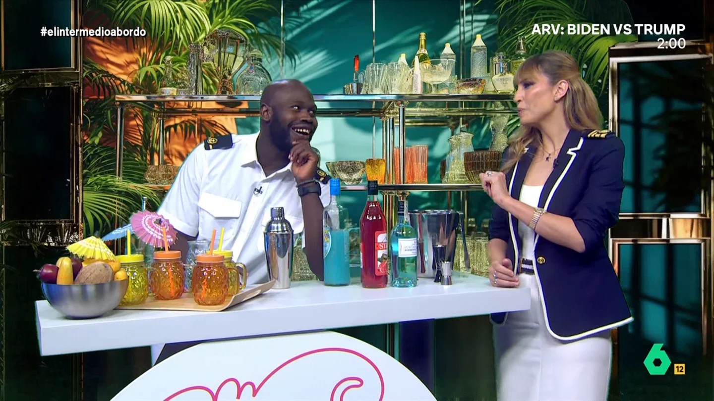 El 'duelo' de chistes malos entre Sandra Sabatés y Lamine Thior: del "negroni fresquito" al "cubo libre" El 'duelo' de chistes malos entre Sandra Sabatés y Lamine Thior: del "negroni fresquito" al "cubo libre"