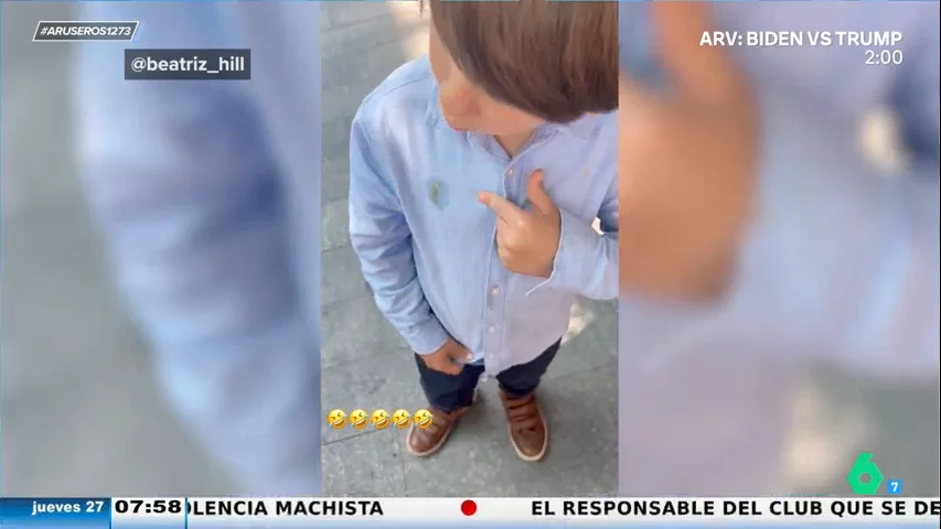 La graciosa reacción de un niño tras defecarle una paloma en la camisa: "Joder... la guarra"