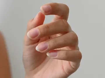 Primer plano de uñas largas al natural Primer plano de uñas largas al natural
