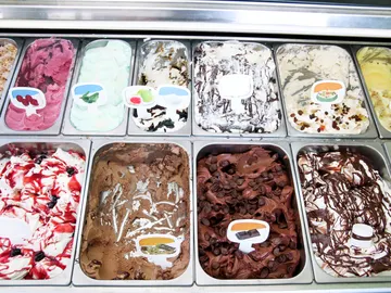 Imagen de helados artesanales en una heladería Imagen de helados artesanales en una heladería