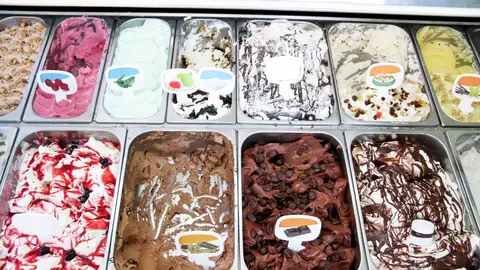 Imagen de helados artesanales en una heladería Imagen de helados artesanales en una heladería