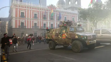 Military tank in front of the headquarters of the Government of Bolivia, this Wednesday in La Paz. Military tank in front of the Bolivian government headquarters, this Wednesday in La Paz.