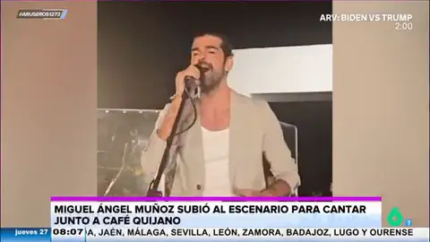 Miguel Ángel Muñoz sorprende al subir al escenario para cantar con Café Quijano en Málaga