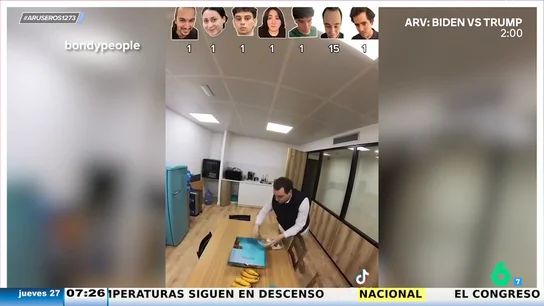 Un hombre lleva pasteles a la oficina y lo graba para descubrir al gorrón Un hombre lleva pasteles a la oficina y lo graba para descubrir al gorrón