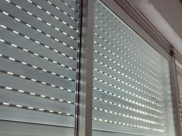 Persianas bajadas Persianas bajadas