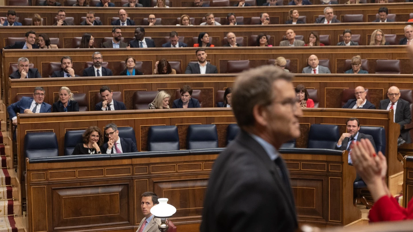 Feijóo en un primer plano con María Jesús Monterio y Félix Bolaños en la bancada del Congreso de los Diputados. Feijóo en un primer plano con María Jesús Monterio y Félix Bolaños en la bancada del Congreso de los Diputados.