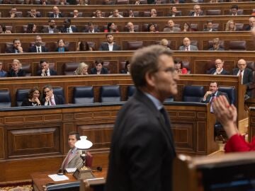 Feijóo en un primer plano con María Jesús Monterio y Félix Bolaños en la bancada del Congreso de los Diputados. 
