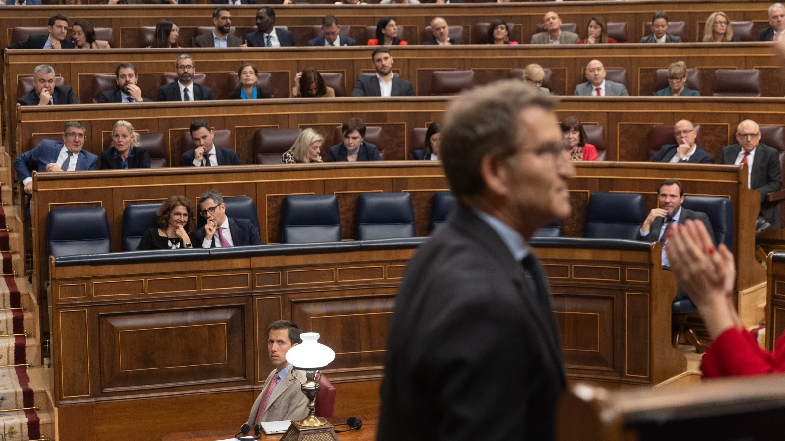 Feijóo en un primer plano con María Jesús Monterio y Félix Bolaños en la bancada del Congreso de los Diputados. 