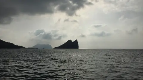 Isla del Fraile al amanecer desde una embarcación Isla del Fraile al amanecer desde una embarcación