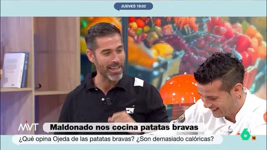 Pablo Ojeda da su opinión sobre las calorías y las patatas bravas: "Desde ayer llevo soñando con este momento" El chef Carlos Maldonado cocina hoy un clásico de las terrazas españolas: patatas bravas, un plato que, ironiza Iñaki López en este vídeo, "será el sueño de cualquier nutricionista". La opinión de Pablo Ojeda sobre si es demasiado calórico, en este vídeo.