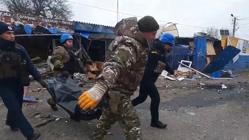 Policía ucranianos entre los escombros de un mercado de Kurajovo, en Donetsk, destruido por los proyectiles rusos