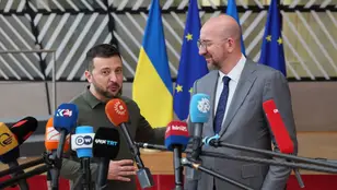 El presidente de Ucrania, Volodimir Zelenski (i), junto al presidente del Consejo Europeo, Charles Michel (d), durante el primer día de la cumbre de líderes de la Unión Europea (UE) en la capital de Bélgica