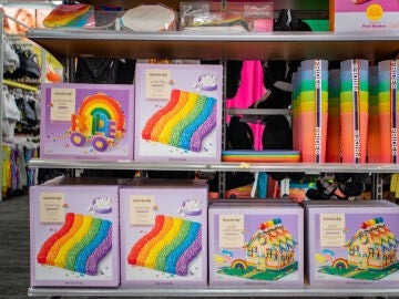 Productos 'rainbow washing' con la bandera LGTBIQ+ de unos grandes almacenes estadounidenses durante el mes del Orgullo.