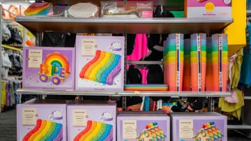 Productos 'rainbow washing' con la bandera LGTBIQ+ de unos grandes almacenes estadounidenses durante el mes del Orgullo.