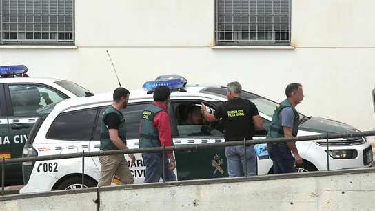 La Guardia Civil en el momento de la detención de un hombre que se atrincheró en una vivienda de La Zubia (Granada). La Guardia Civil en el momento de la detención de un hombre que se atrincheró en una vivienda de La Zubia (Granada).