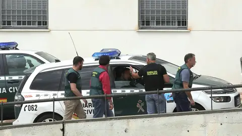 La Guardia Civil en el momento de la detención de un hombre que se atrincheró en una vivienda de La Zubia (Granada). 