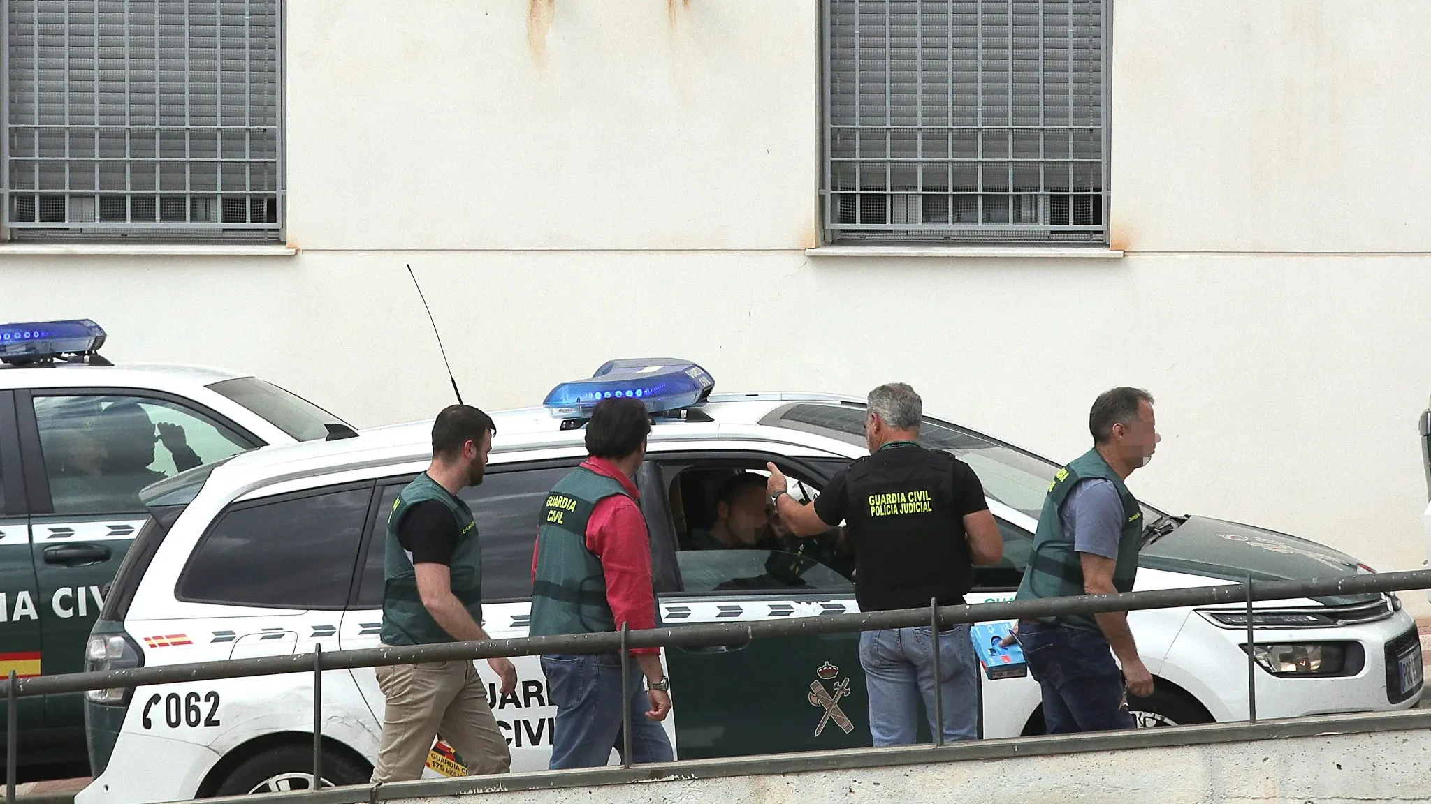 La Guardia Civil en el momento de la detención de un hombre que se atrincheró en una vivienda de La Zubia (Granada). 