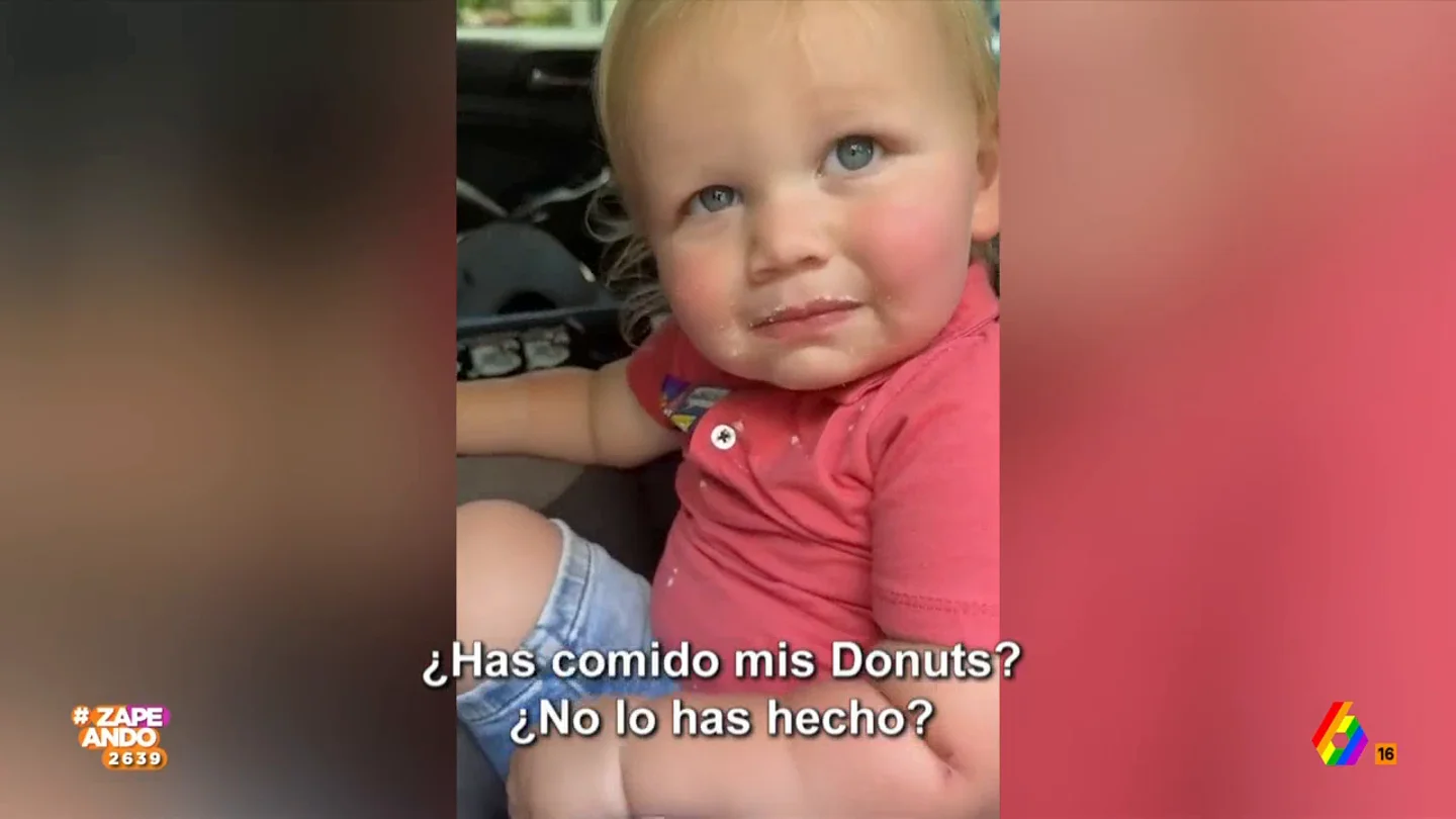 La "maestra del crimen" más tierna: una niña niega haberse comido los donuts de su madre La pequeña no duda en mirar a su madre y mentirle a la cara. "Las migas en la camiseta, la tripita hinchada... todo pruebas falsas", afirma Berta Collado.