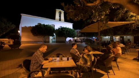 Terraza junto a la Iglesia de Santa Gertrudis