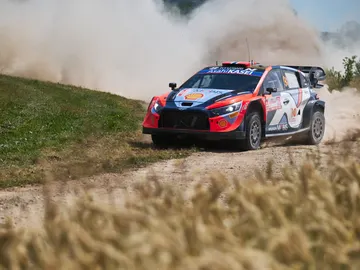 Andreas Mikkelsen lidera un Rally de Polonia marcado por los 'cabestros' Andreas Mikkelsen lidera un Rally de Polonia marcado por los 'cabestros'