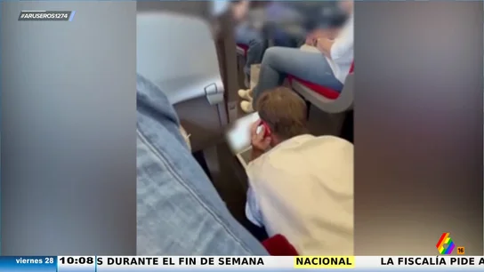 La surrealista imagen de un hombre que se tumba con el portátil en mitad de un tren para teletrabajar La surrealista imagen de un hombre que se tumba con el portátil en mitad de un tren para teletrabajar